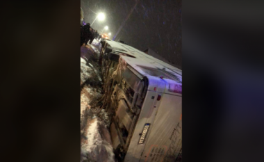 Autobusi rrëshqet në rrugën me dëborë në Kosovë, ka të lënduar