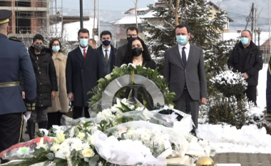 Osmani e Kurti bëjnë homazhe te varri i presidentit Rugova: Arriti ta bëjë bashkë popullin e Kosovës