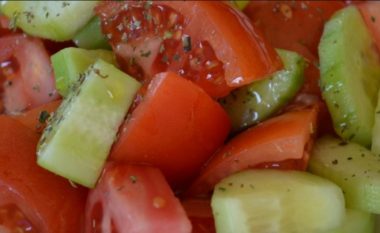Ekspertët zbulojnë rreziqet, pse nuk duhet të hani më kastravecë dhe domate në të njëjtën sallatë