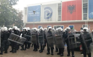 Pas thirrjes së Bashës, momenti kur policia mbërrin te selia blu dhe fillon ndërhyrjen, nis shoqërimi i protestuesve (VIDEO)