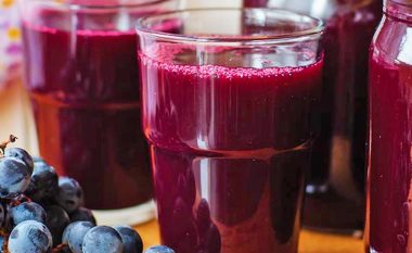 Lëngu i rrushit përmban 2 mineralet jetike, ideal për trajtimin e këtyre 4 problemeve shëndetësore