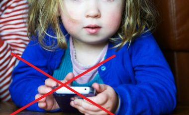 Psikologia largon dilemën e prindërve: Në cilën moshë fëmijët duhet të marrin telefon