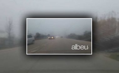 Mjegulla “pushton” Beratin, vështirësi me qarkullimin në rrugë (VIDEO)