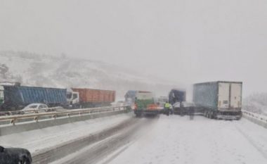 Reshjet e borës mbyllin autostradën në Maqedoninë e Veriut