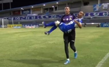 Ndodh në Brazil: Portieri merr në krahë kundërshtarin i cili u dëmtua (VIDEO)