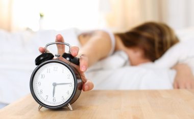 Zgjoheni çdo ditë nga alarmi i mëngjesit? Mjeku tregon se nga çfarë rrezikoheni