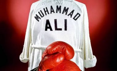 Manteli i Muhammad Ali nxirret në ankand, nuk do ta besoni vlerën e saj (FOTO LAJM)