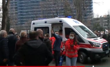 Ka të lënduar në protestë, ambulanca mbërrin te selia e PD (VIDEO)