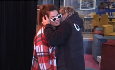 Iliri puth Arjolën në qafë, banorët tallen keq me çiftin në Big Brother VIP (VIDEO)
