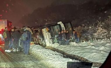 Mësohet numri i të lënduarve në aksidentin e autobusit me emigrantë në Serbi