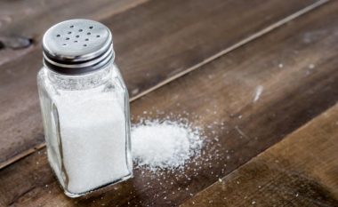 Cili është momenti i duhur për të hedhur kripën në ushqime