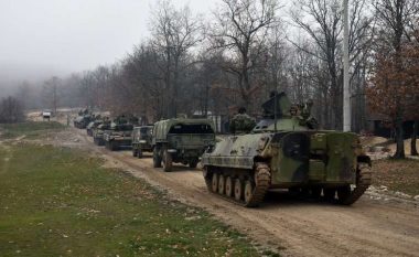 Ushtria serbe pranë kufirit me Kosovën, trajnohet “për të parandaluar sulmet”
