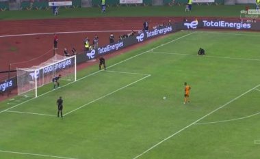 Bailly mundohet të kopjojë Bruno Fernandes në penallti, i jep humbjen ekipit të tij (VIDEO)
