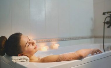 Relax para gjumit, një banjë e ngrohtë është një shpëtim për trupin