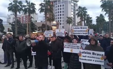 Basha në Durrës, mbështetësit e Berishës i urojnë “mirëseardhjen”: Lul Brava ik (VIDEO)