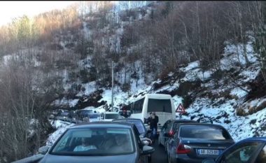 Parkime të gabuara dhe shoferë të padurueshëm, rradhë kilometrike në aksin Boboshticë-Dardhë