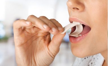 Mësoni arsyen e rëndësishme: Pse nuk duhet të përtypni çamçakëz me stomak bosh