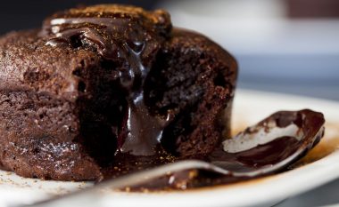 E pabesueshme, por ngrënia e tortës me çokollatë për mëngjes ju ndihmon të humbni peshë