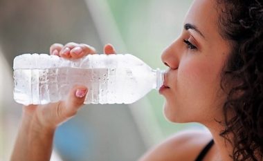 Tre shenja që tregojnë se duhet të pini më shumë ujë edhe pse nuk keni etje