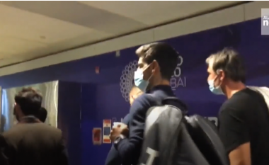 U dëbua nga Australia, Djokovic zbarkon në Beograd (VIDEO)