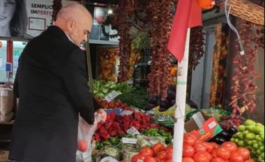 “Gruaja më thotë mos hajde në shtëpi pa blerë domate”, Rama si rrallë herë del për pazar