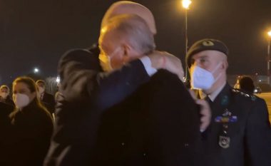 Rama i jep përqafimin “e fundit” Erdoganit (VIDEO)