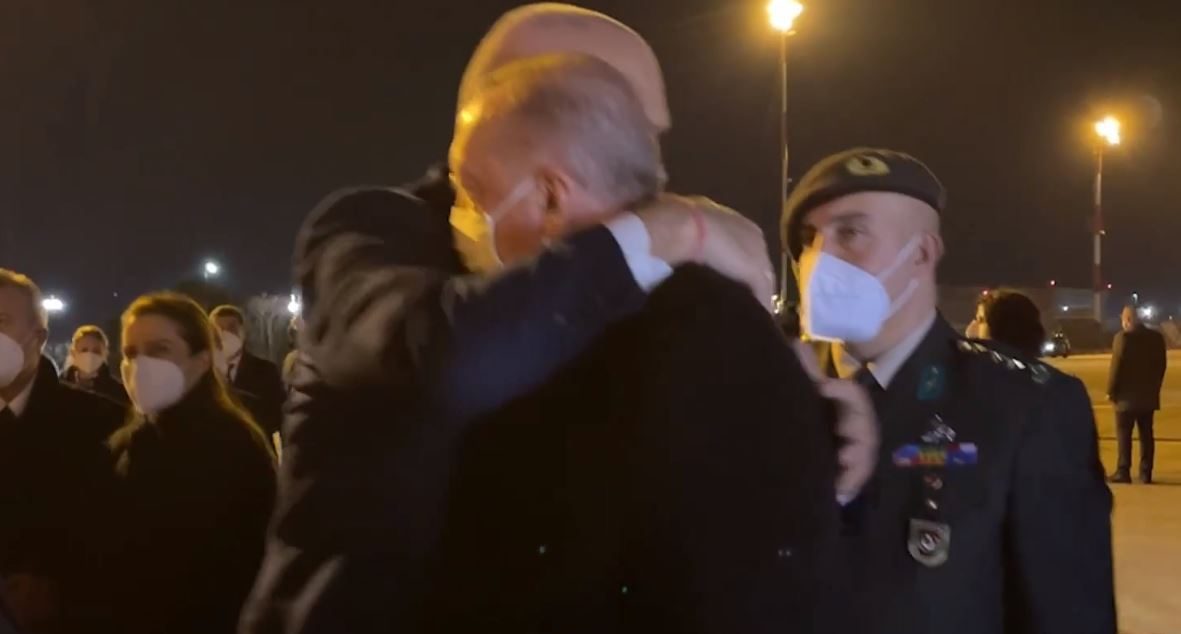 Rama i jep përqafimin “e fundit” Erdoganit (VIDEO)