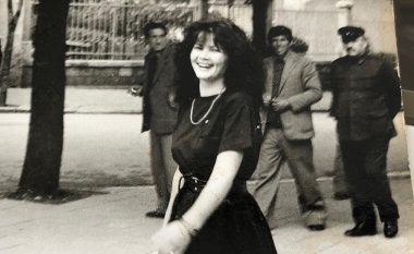 Mbetet ende ikonë e bukurisë, e gjeni dot cila është këngëtarja shqiptare 33 vite më parë (FOTO LAJM)