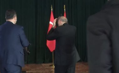 Rama dhe Erdogan mbërrijnë në Kryeministri, momenti kur presidenti turk nxjerr krehrin për t’u krehur (VIDEO)