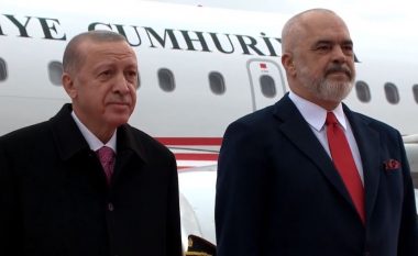 Erdogan mbërrin në Rinas, pritet me ceremoni shtetërore nga Rama (VIDEO)