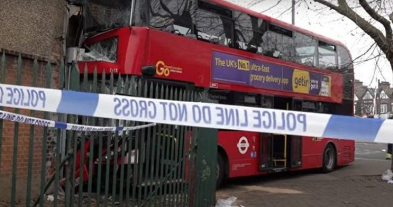 Autobusi përfundon brenda dyqanit në Londër, 19 të plagosur (VIDEO)