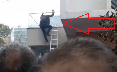 Plagoset një protestues në selinë blu, bie nga shkallët (FOTO LAJM)