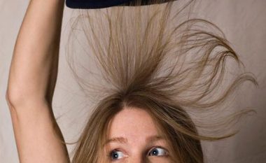 Flokët në dimër “po u nxinë jetën”? 4 këshilla të vlefshme kundër elektrizimit dhe yndyrosjes