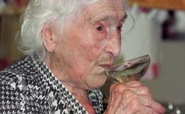 Jetoi 122 vjet, pinte cigare dhe ALKOOL: Ky është sekreti i jetëgjatësisë së saj!