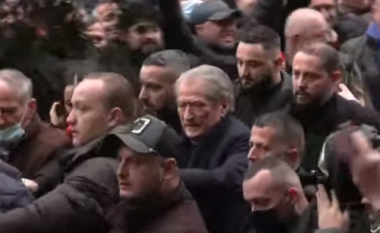 Albeu: Futen mbështetësit e Berishës, çfarë po ndodh brenda selisë së PD (VIDEO)