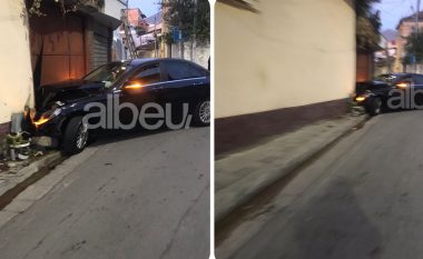 Benzi kapërcen trotuarin në Tiranë dhe ja fut murit, bëhet copash (FOTO LAJM)