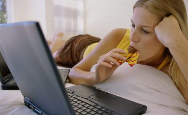 Tre problemet shëndetësore që shkakton ngrënia para ekranit