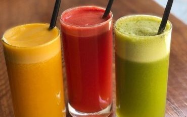 5 arsye të mrekullueshme pse duhet të pimë çdo ditë 1 gotë lëng frutash të freskët