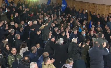 Basha sfidon Berishën nga Kurbini, demokratët mbushin sallën (VIDEO)