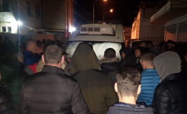 Dru, varre e gurë fleksibël brenda, furgoni i protestuesve të Berishës bie në duart e policisë