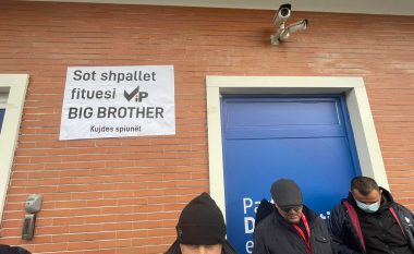 “Sot shpallet fituesi VIP i Big Brother”, pankarta në selinë blu që po bën xhiron e rrjetit (FOTO LAJM)