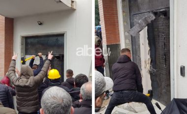 Basha në zyrë, mbështetësit e Berishës përdorin varre për thyerjen e dyerve, lëndohen nga xhamat e thyer