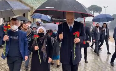 Rama homazhe për viktimat e 21 janarit, vendos lule në vendin ku u vranë (VIDEO)