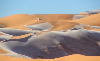 E RRALLË/ Shkretëtira e Saharasë mbulohet nga dëbora (FOTO LAJM)
