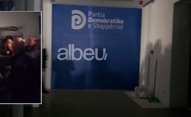 Futen mbështetësit e Berishës, çfarë po ndodh brenda selisë së PD (VIDEO)