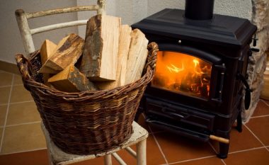 Përdoret nga 80% e familjeve shqiptare, a është e dëmshme ngrohja me sobë me dru