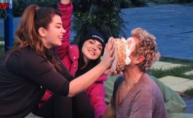 Ç’po ndodh në Big Brother? Arjola Demiri i plas tortën në fytyrë Ilir Shaqirit (VIDEO)