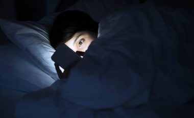 Ju “vjedh” gjumin, studimi: Ky është aplikacioni më i keq për t’u përdorur para se të flini