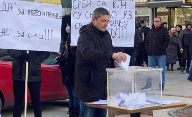 Ndalimi i referendumit serb në Kosovë, protestë në veri të Mitrovicës (FOTO LAJM)