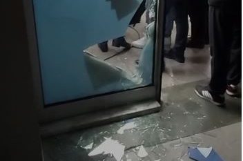 Njerëzit e Berishës rrethojnë selinë e PD-së, thyerje xhamash dhe thirrje: Poshtë Basha